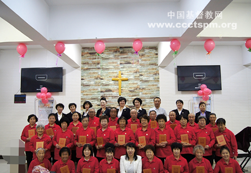 东丰县南站堂举行第五届西亚大学毕业典礼1.jpg