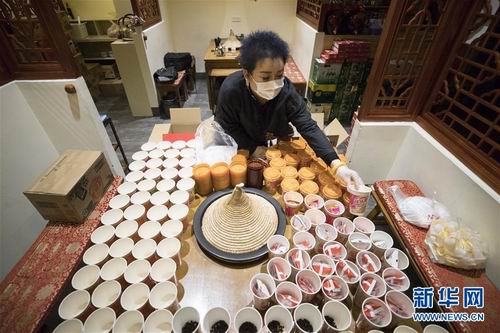 范晓杰在店里准备奶茶.jpg